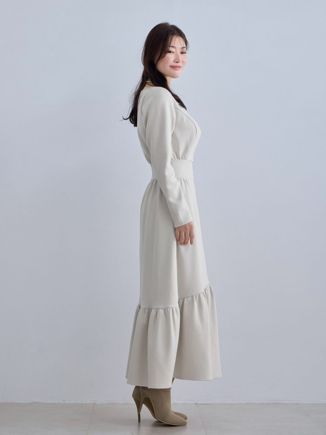 over E 裏起毛プルオーバーティアードワンピース：エクリュ 裏起毛プルオーバーティアードワンピース：エクリュ│胸が大きな女性の