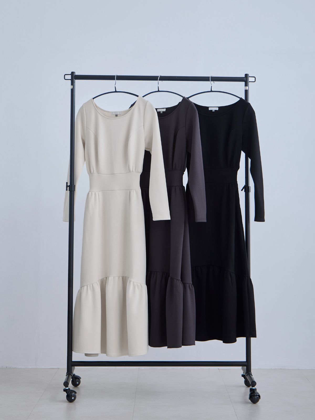 裏起毛プルオーバーティアードワンピース：チャコール│胸が大きな女性