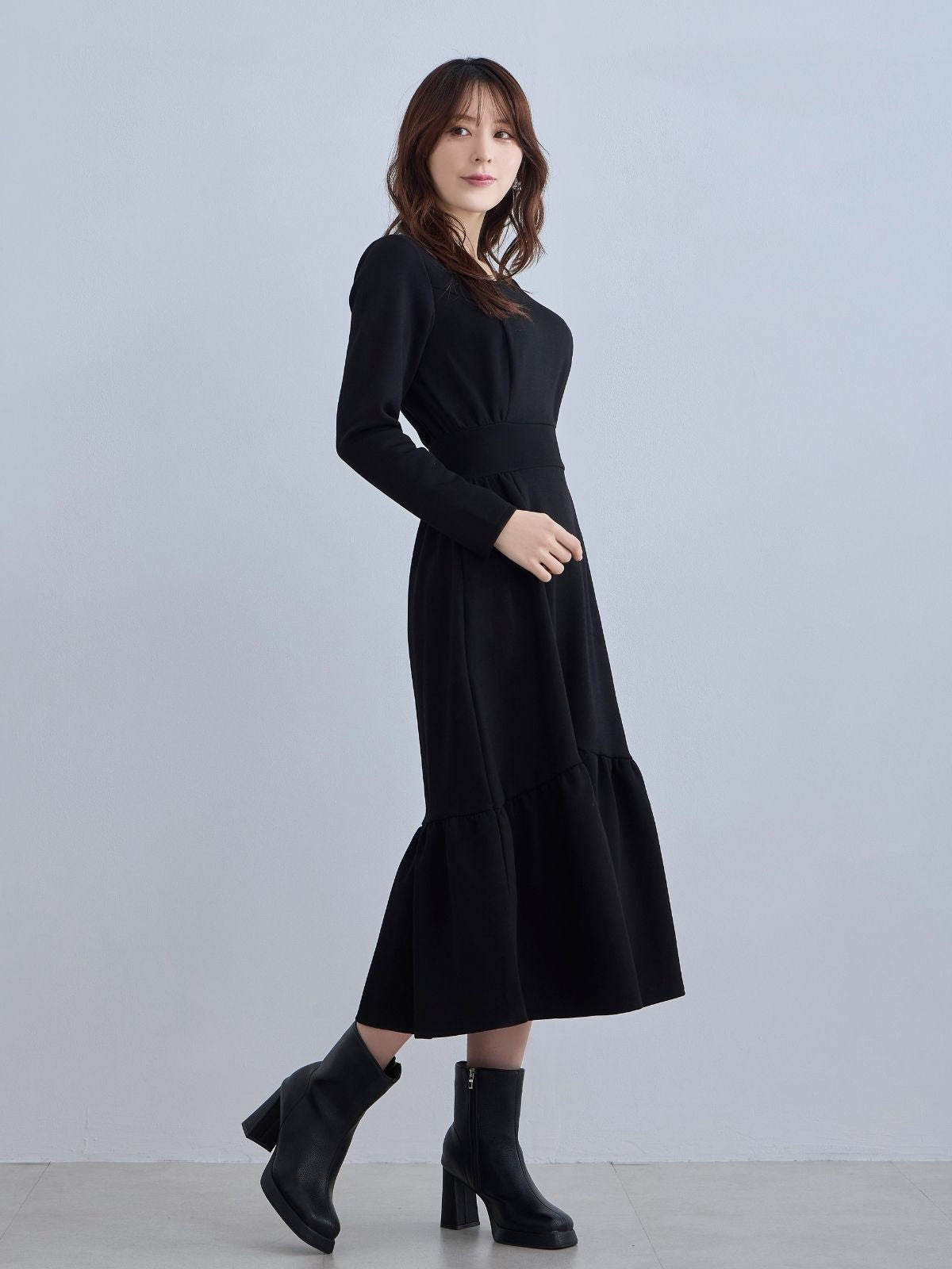 裏起毛プルオーバーティアードワンピース：ブラック│胸が大きな女性の