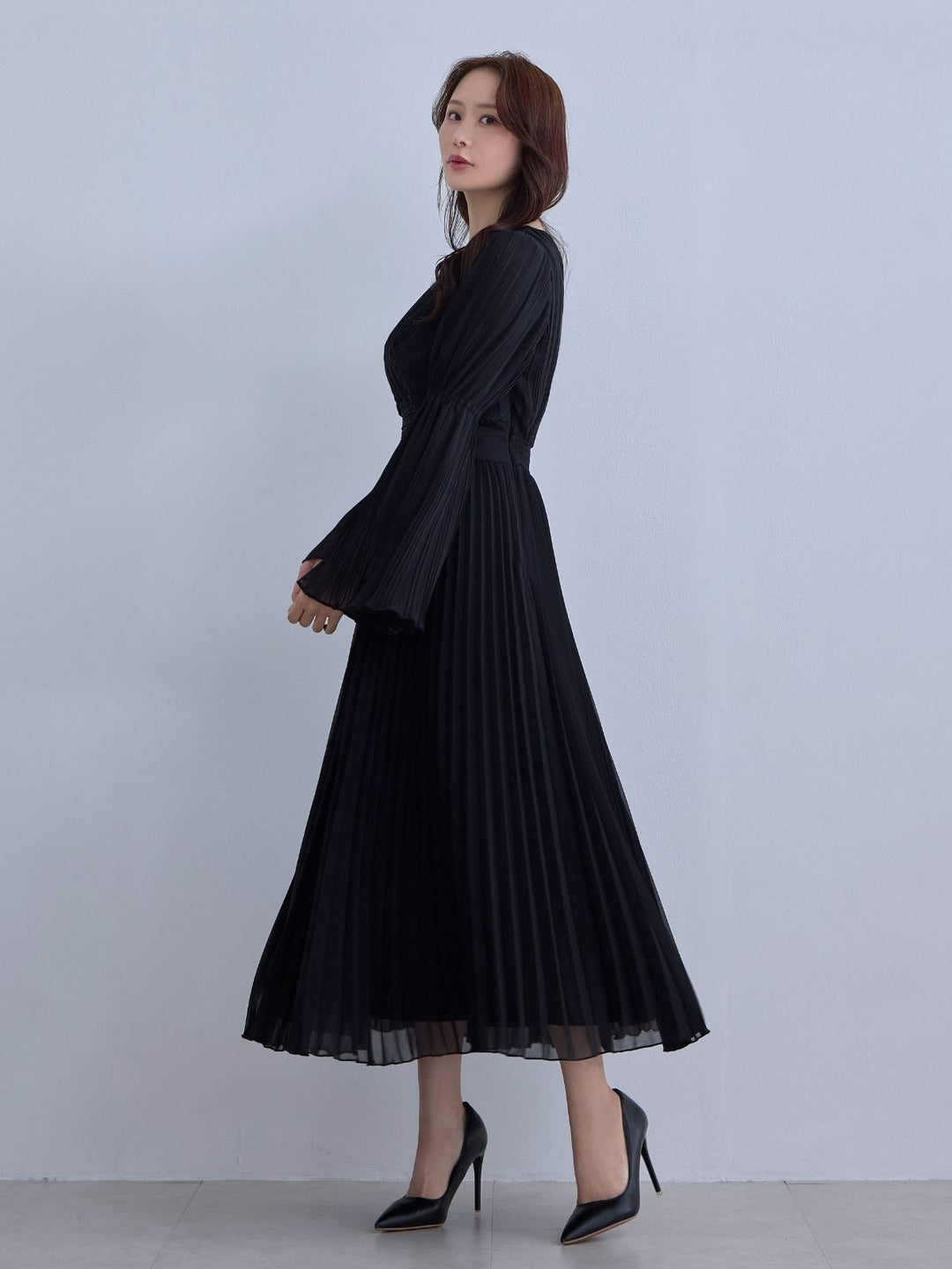 overE's HOLIDAY ベルスリーブプリーツドレス：ブラック│胸が大きな