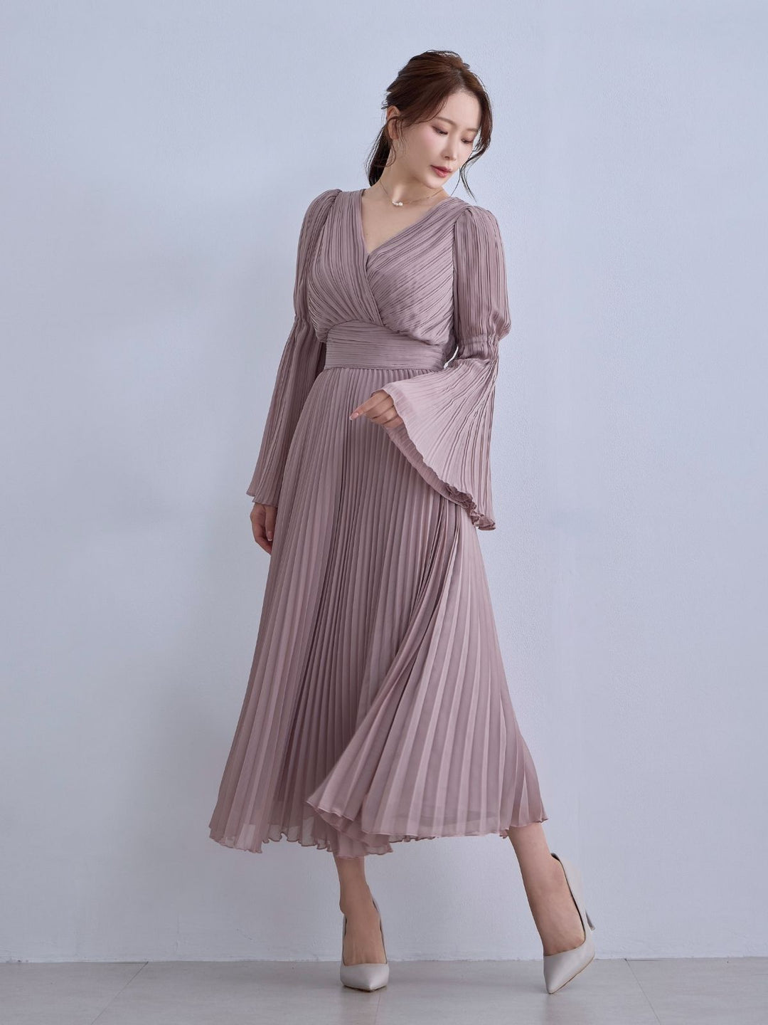 最終価格　overE ベルスリーブプリーツドレス　96 overE's HOLIDAY ベルスリーブプリーツドレス：モーブピンク│胸が