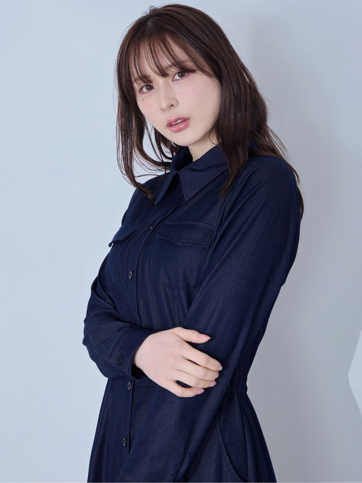 ドロストシャツワンピース 26SS：インディゴ│胸が大きな女性のための
