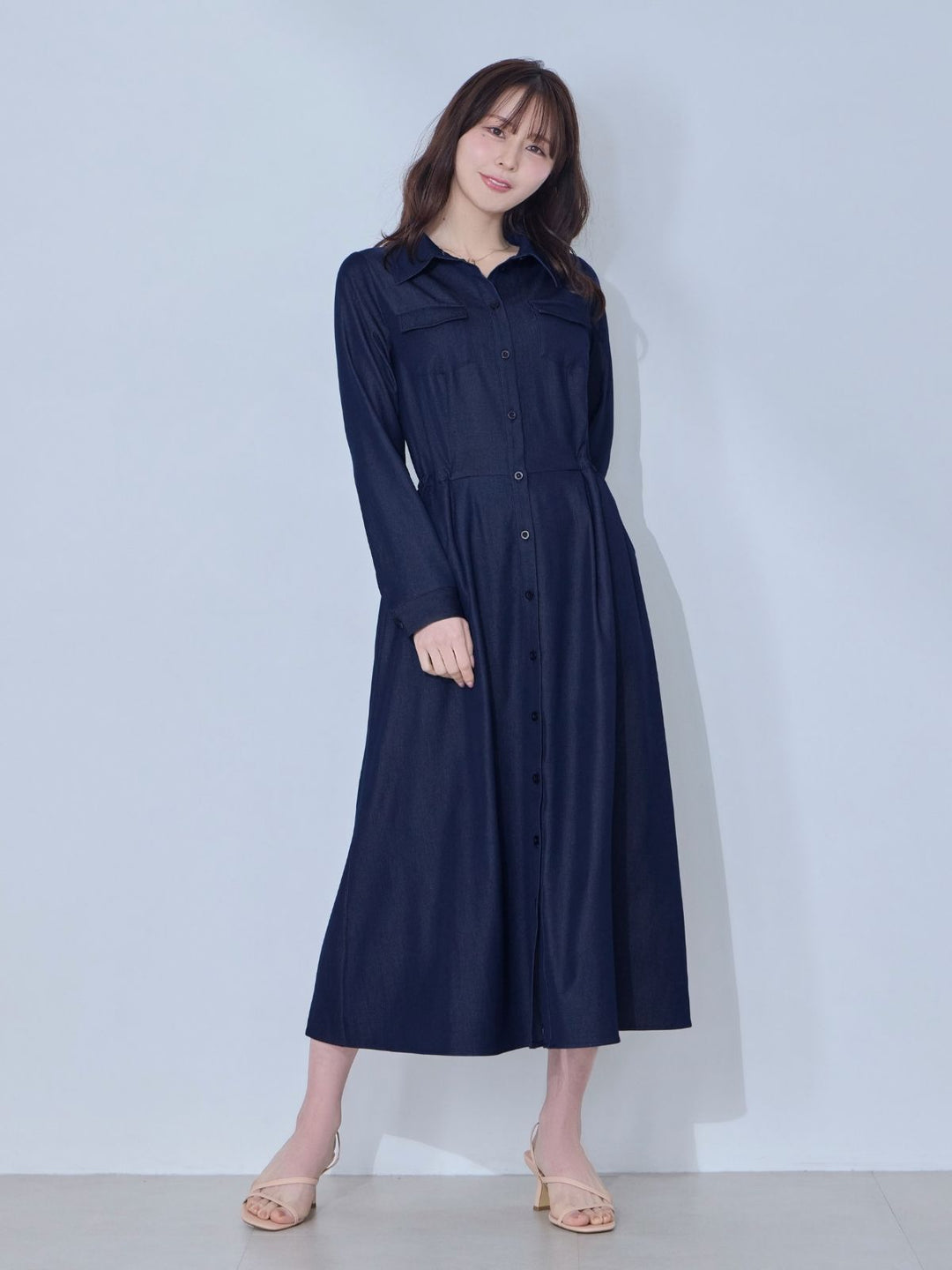 ドロストシャツワンピース 26SS：インディゴ│胸が大きな女性のための
