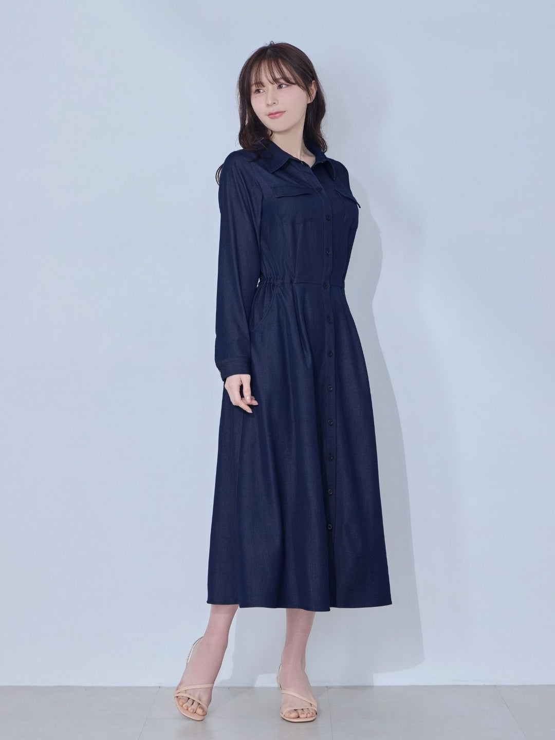 ドロストシャツワンピース 26SS：インディゴ│胸が大きな女性のための