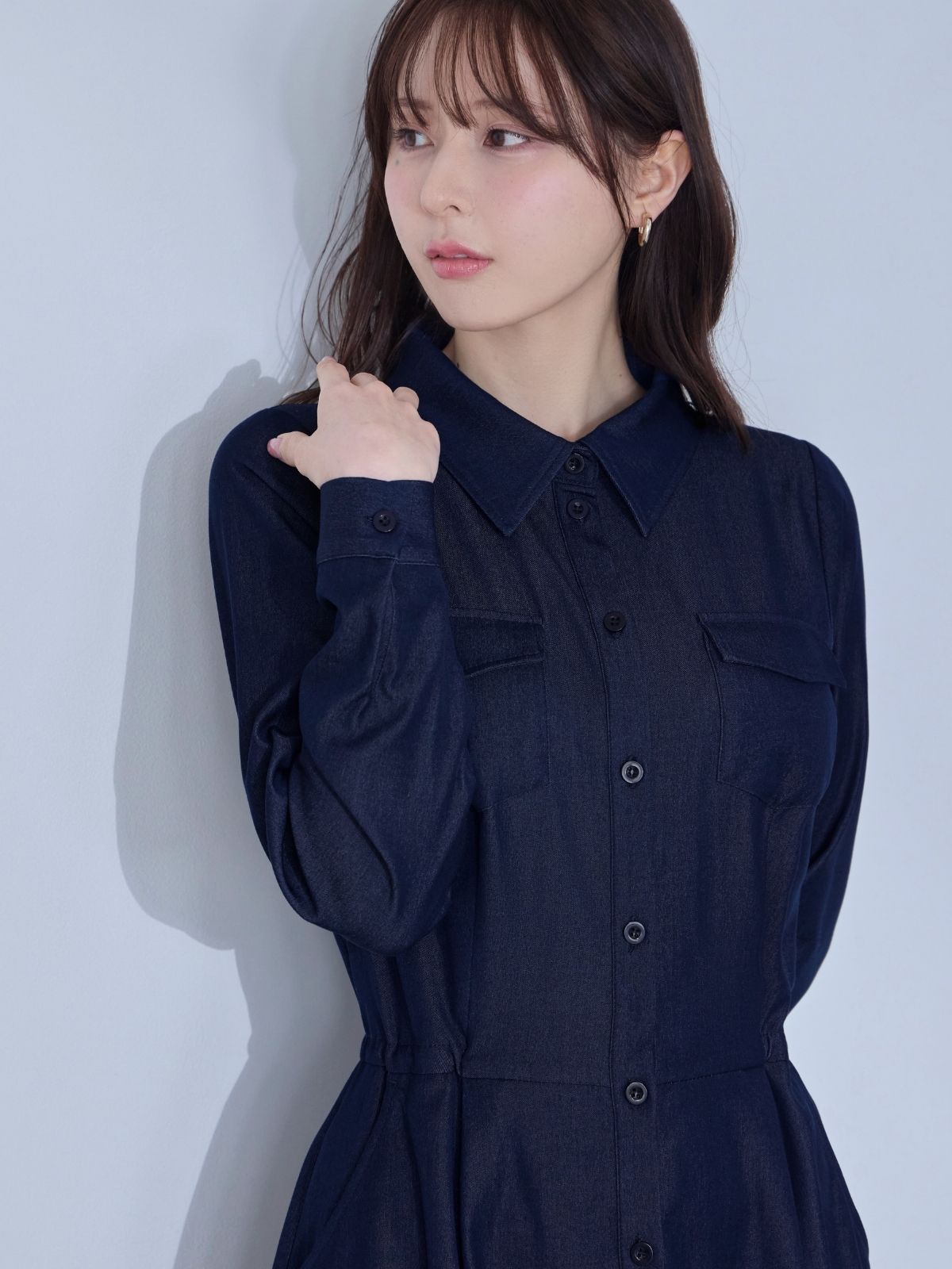 ドロストシャツワンピース 26SS：インディゴ│胸が大きな女性のための