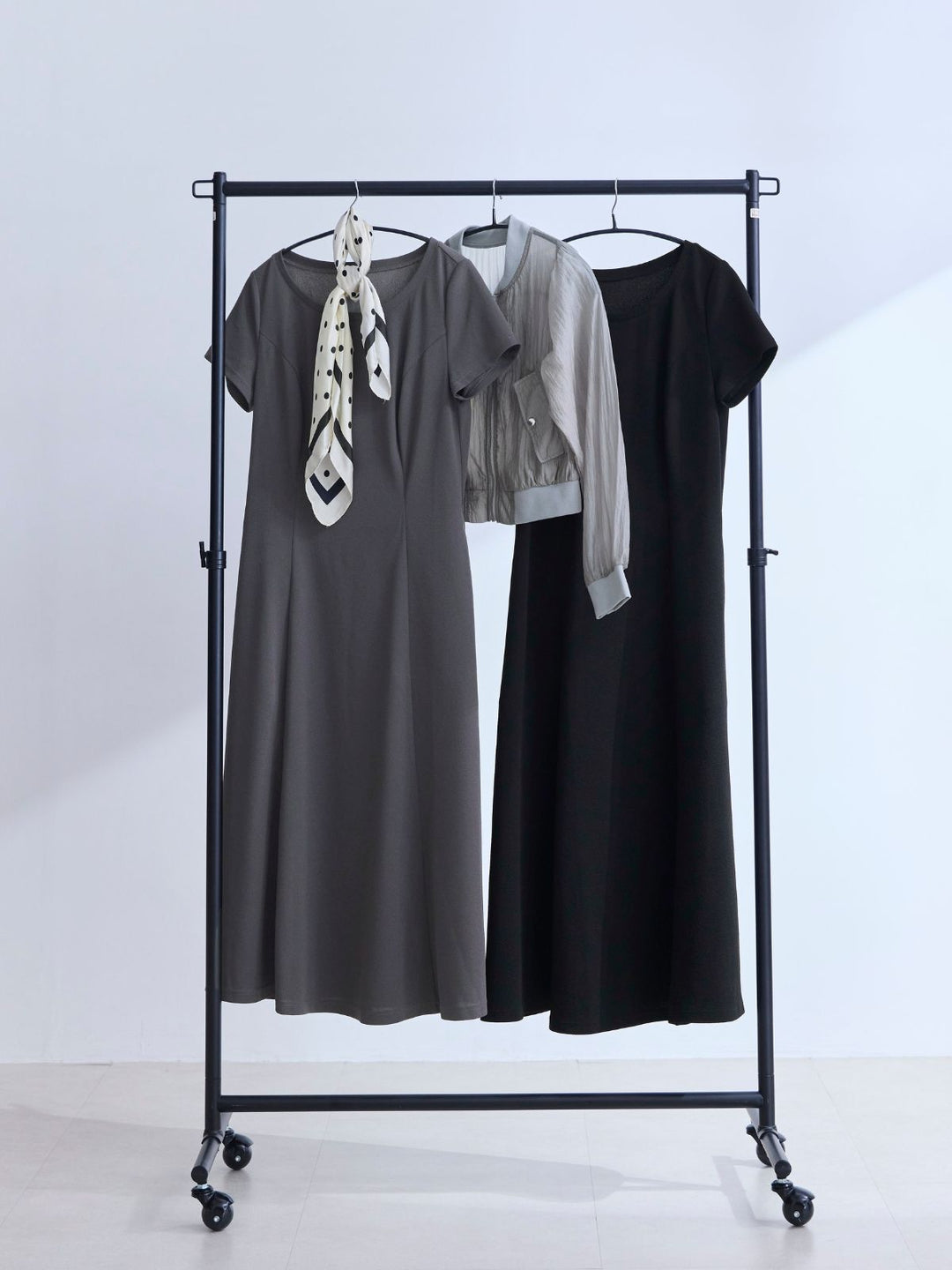 自然にくびれるエンボスTシャツフレアワンピース：チャコール│胸が