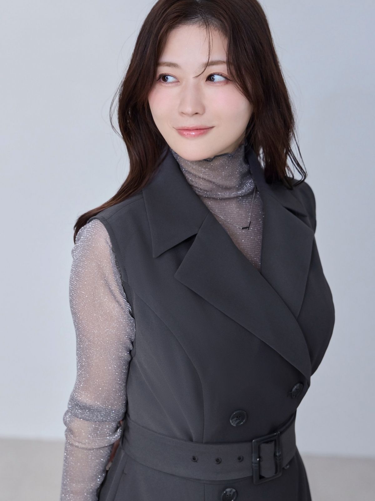 マーメイドトレンチワンピース：チャコール│胸が大きな女性のための