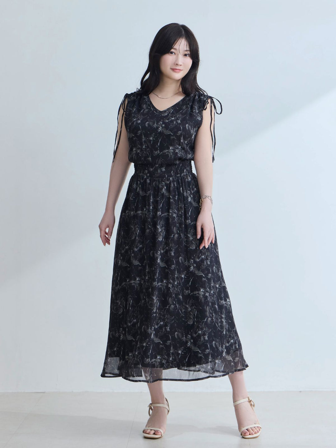 美品 2025SS Yori ヨリ UVショルダーリボンワンピース 定価2.9 楊柳シフォンショルダーリボンワンピース：ブラック│胸が大きな女性の