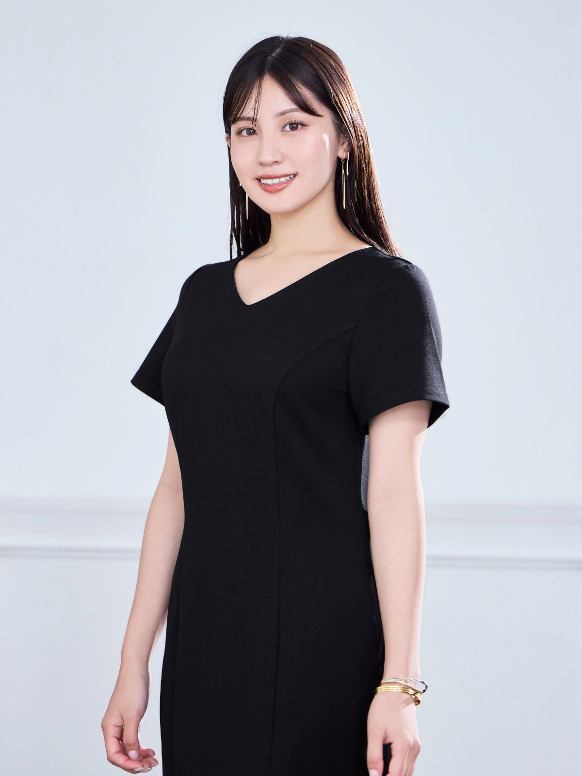 Vネックカットロングワンピース26SS：ブラック│胸が大きな女性のため