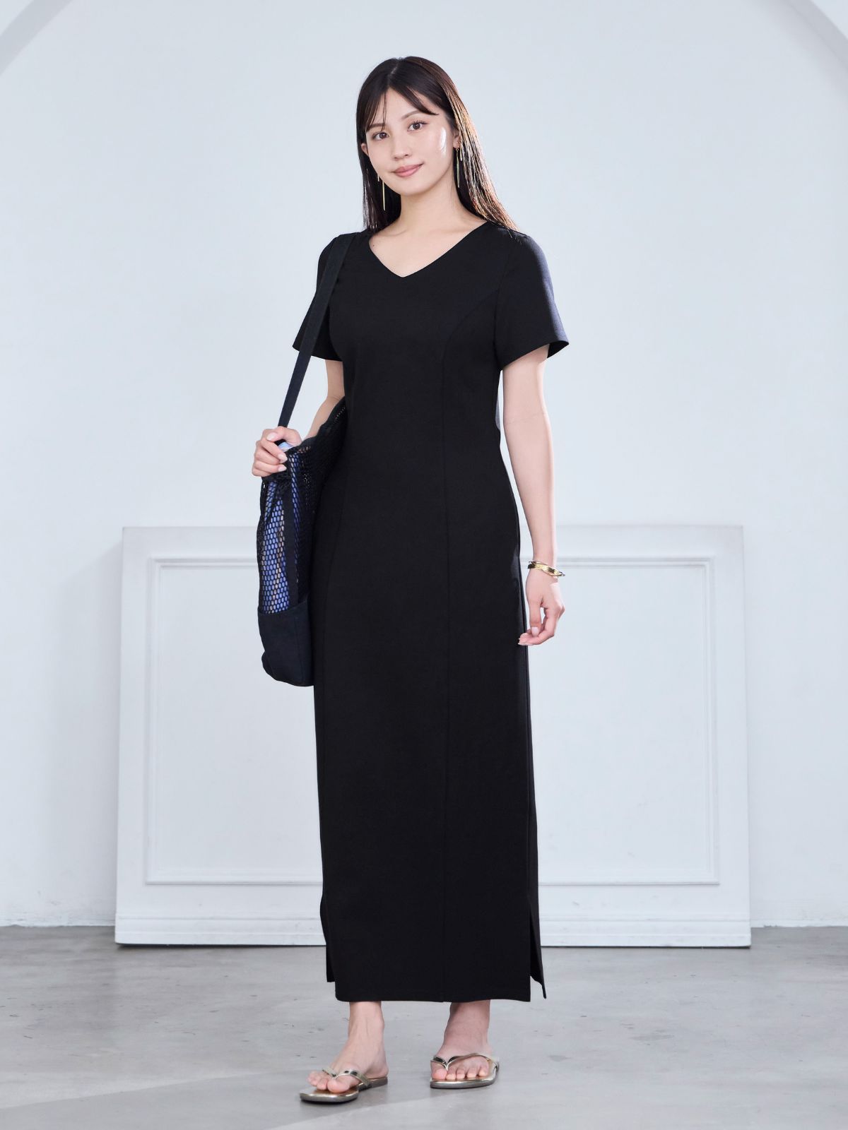 overE Vネックカットロングワンピース26SS：ブラック U65 Vネックカットロングワンピース26SS：ブラック│胸が大きな女性のため
