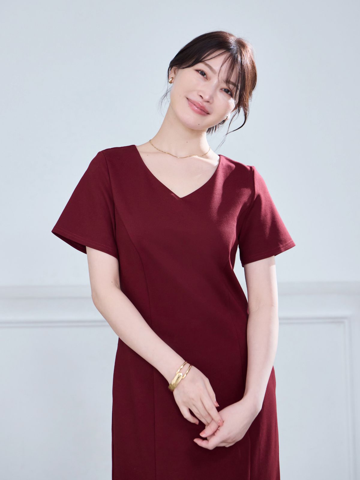Vネックカットロングワンピース26SS：バーガンディー│胸が大きな女性
