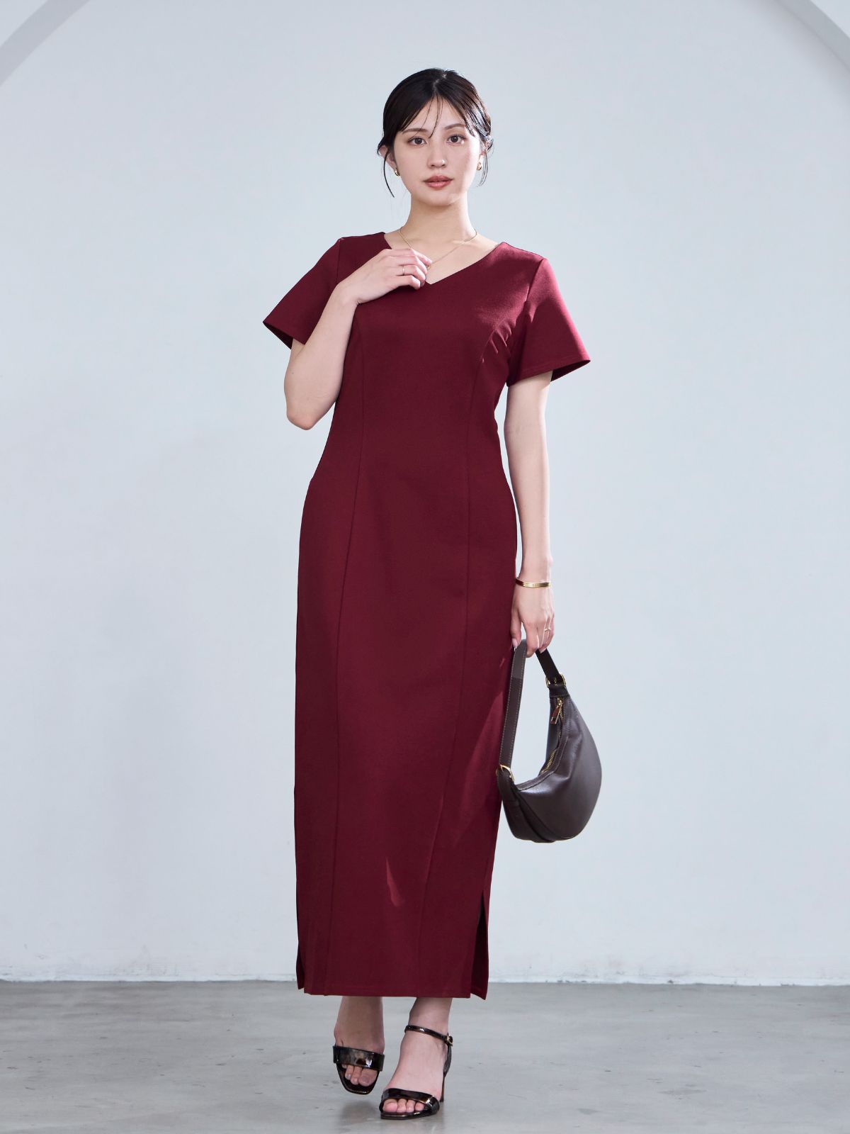 overE　Vネックカットロングワンピース26SS　バーガンディー　102T Vネックカットロングワンピース26SS：バーガンディー│胸が大きな女性
