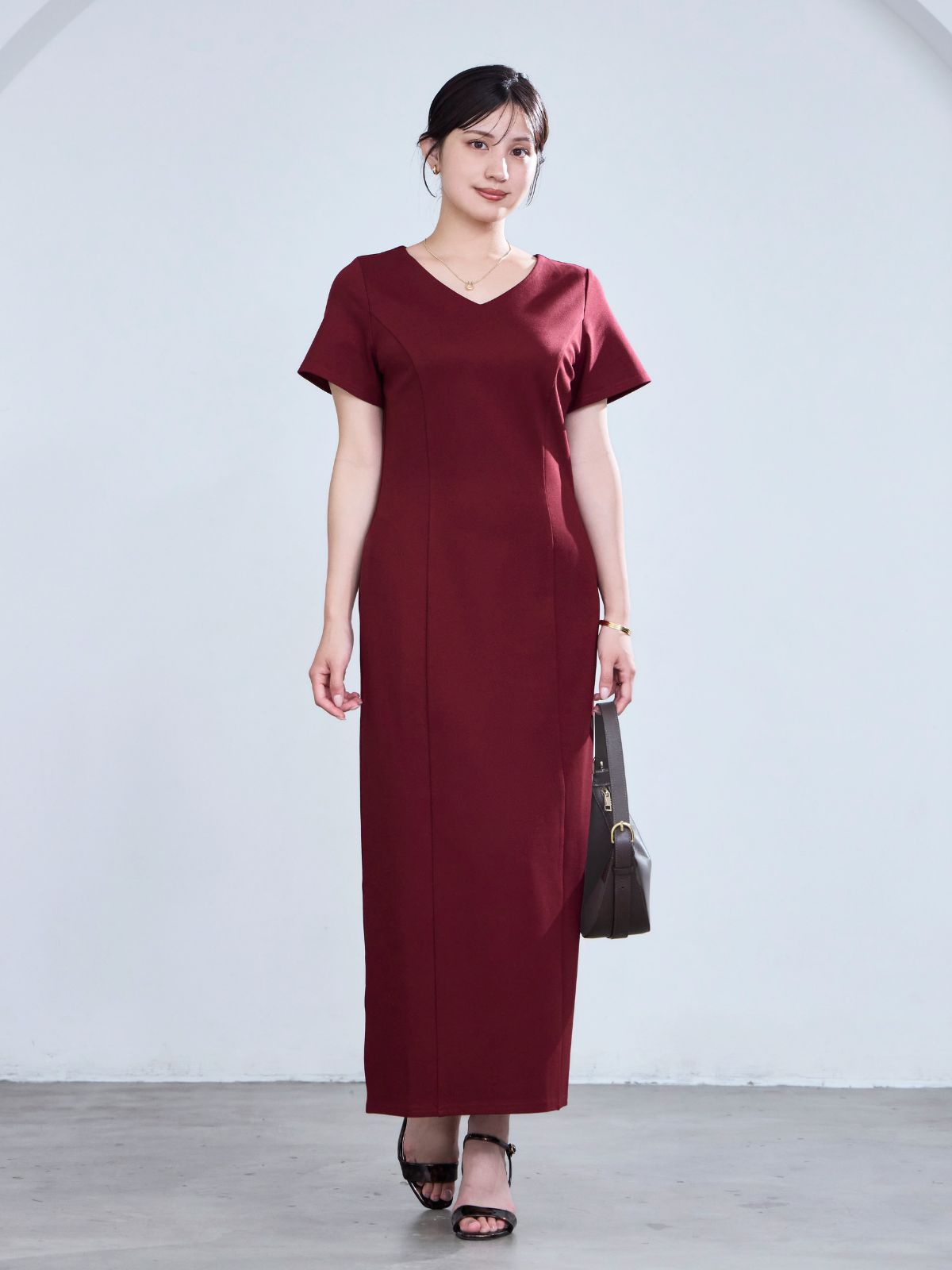 overE　Vネックカットロングワンピース26SS　バーガンディー　102T Vネックカットロングワンピース26SS：バーガンディー│胸が大きな女性