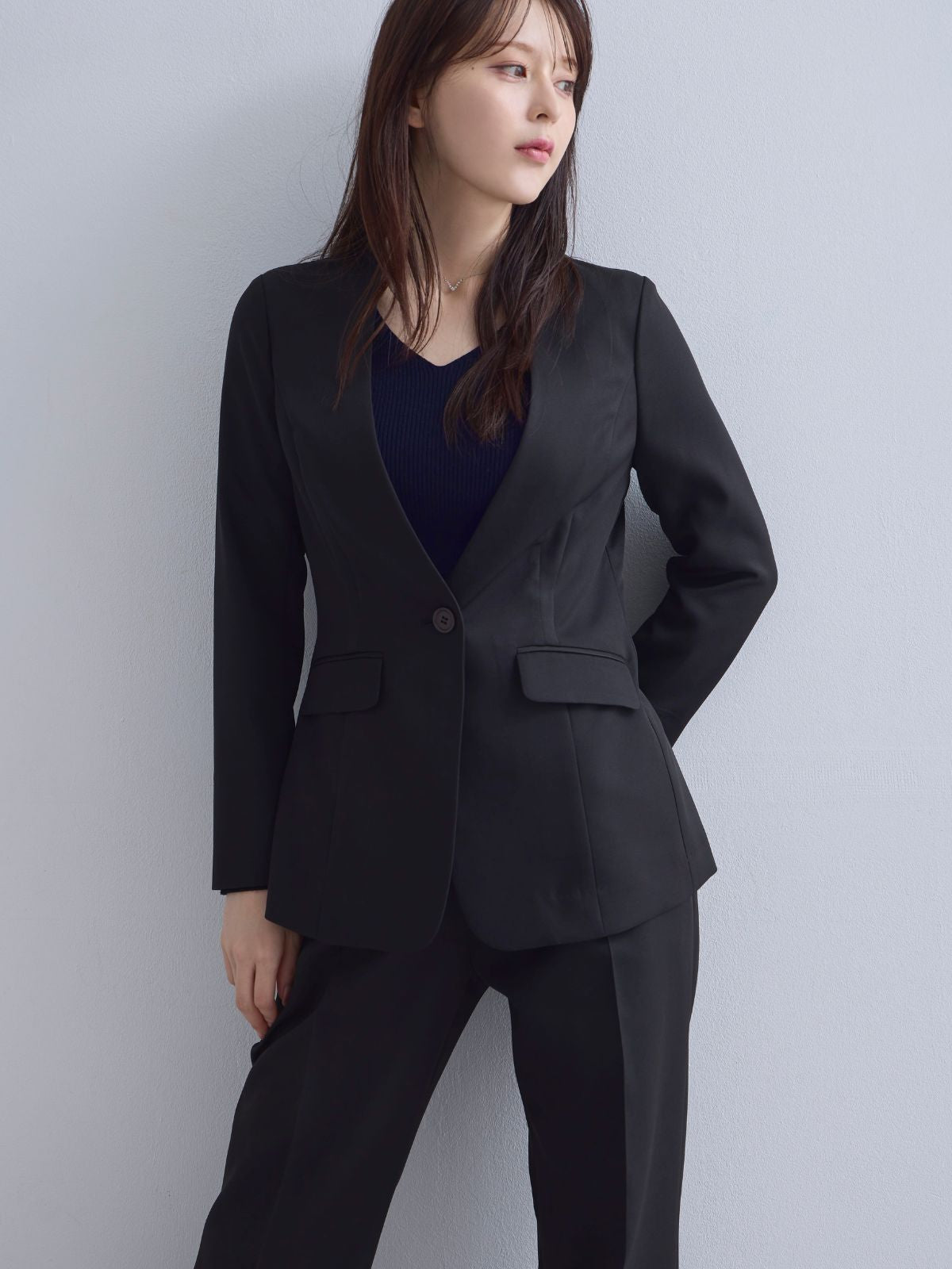 [10/16 22:00発売 期間限定 500円OFF]ノーカラーハイストレッチジョーゼットジャケット 25AW：ブラック[102サイズ対応]