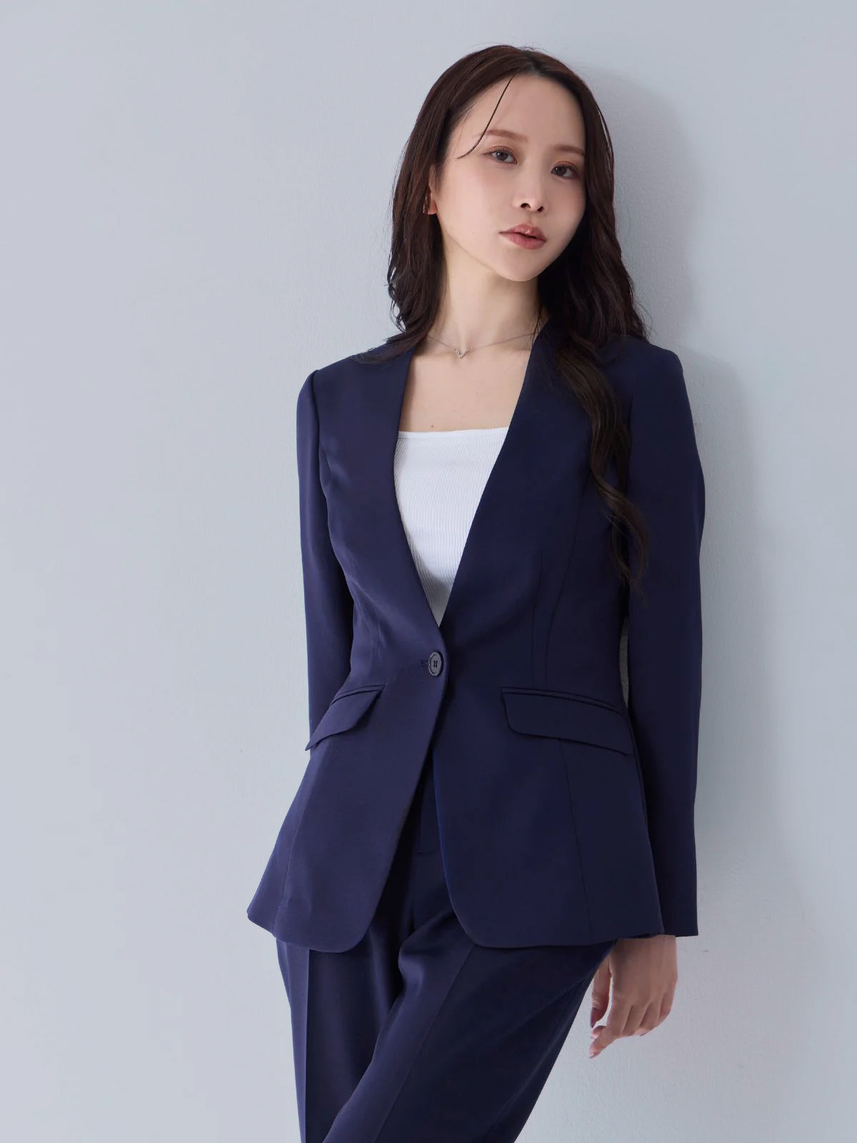 [10/16 22:00再販 期間限定 500円OFF]ノーカラーハイストレッチジョーゼットジャケット 25AW：ネイビー[102サイズ対応]