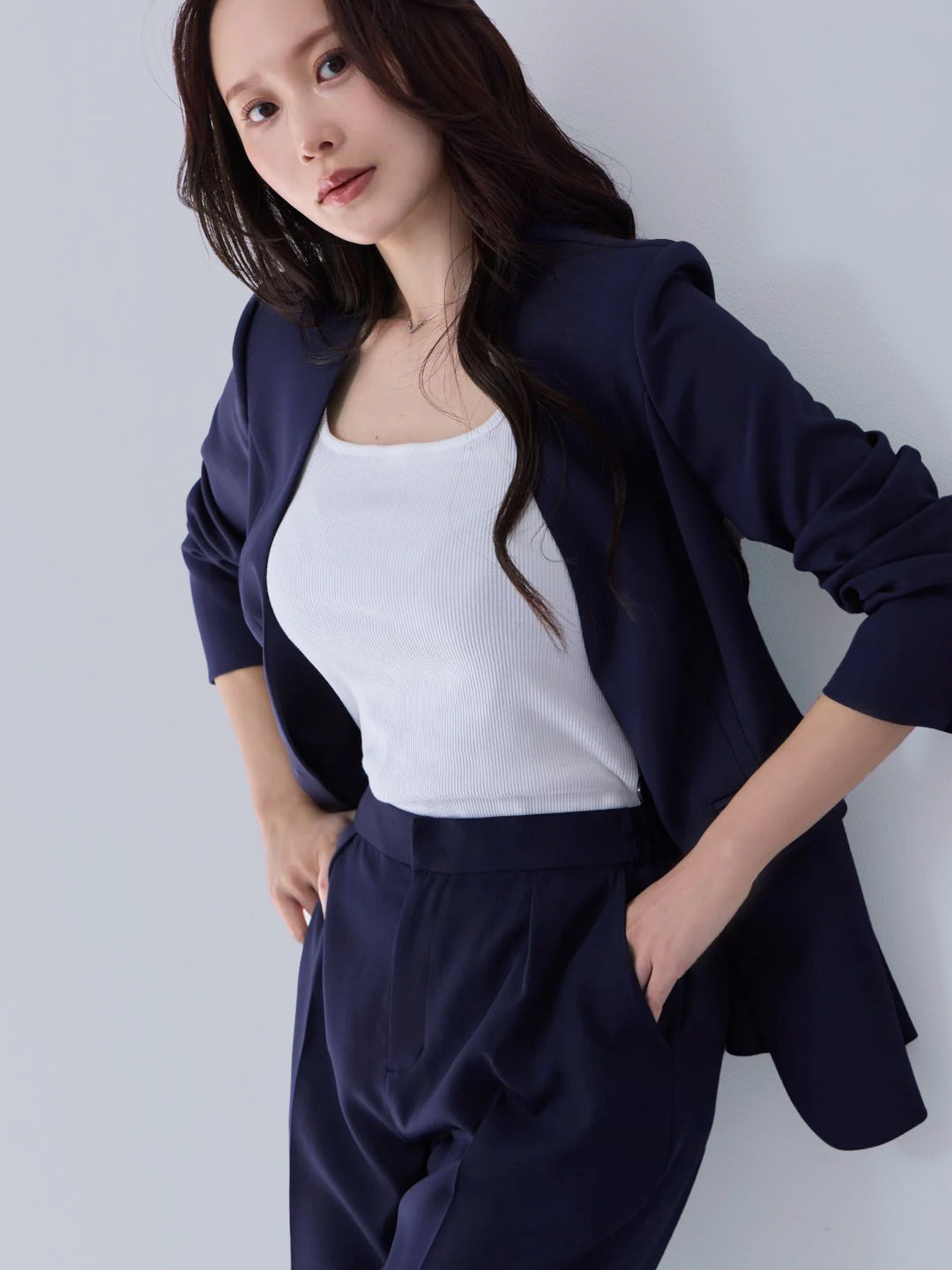 ノーカラーハイストレッチジョーゼットジャケット：ネイビー│胸が