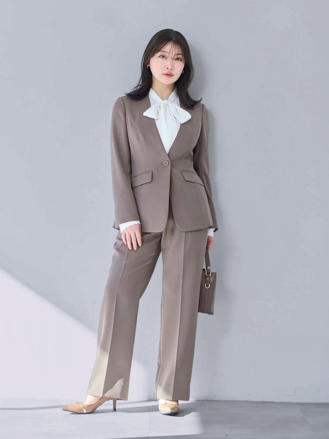 ノーカラーハイストレッチジョーゼットジャケット：モカ│胸が大きな