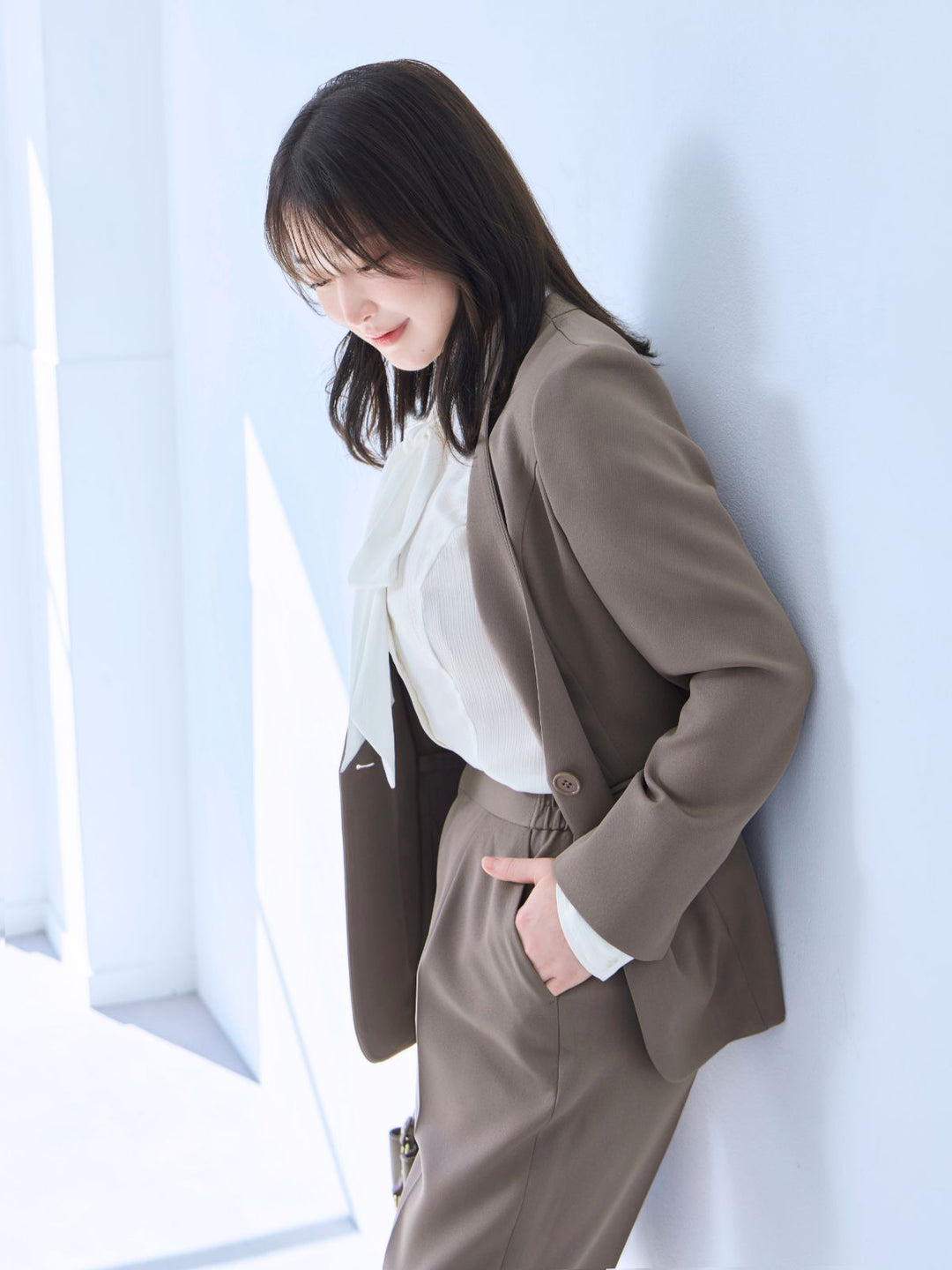 ノーカラーハイストレッチジョーゼットジャケット：モカ│胸が