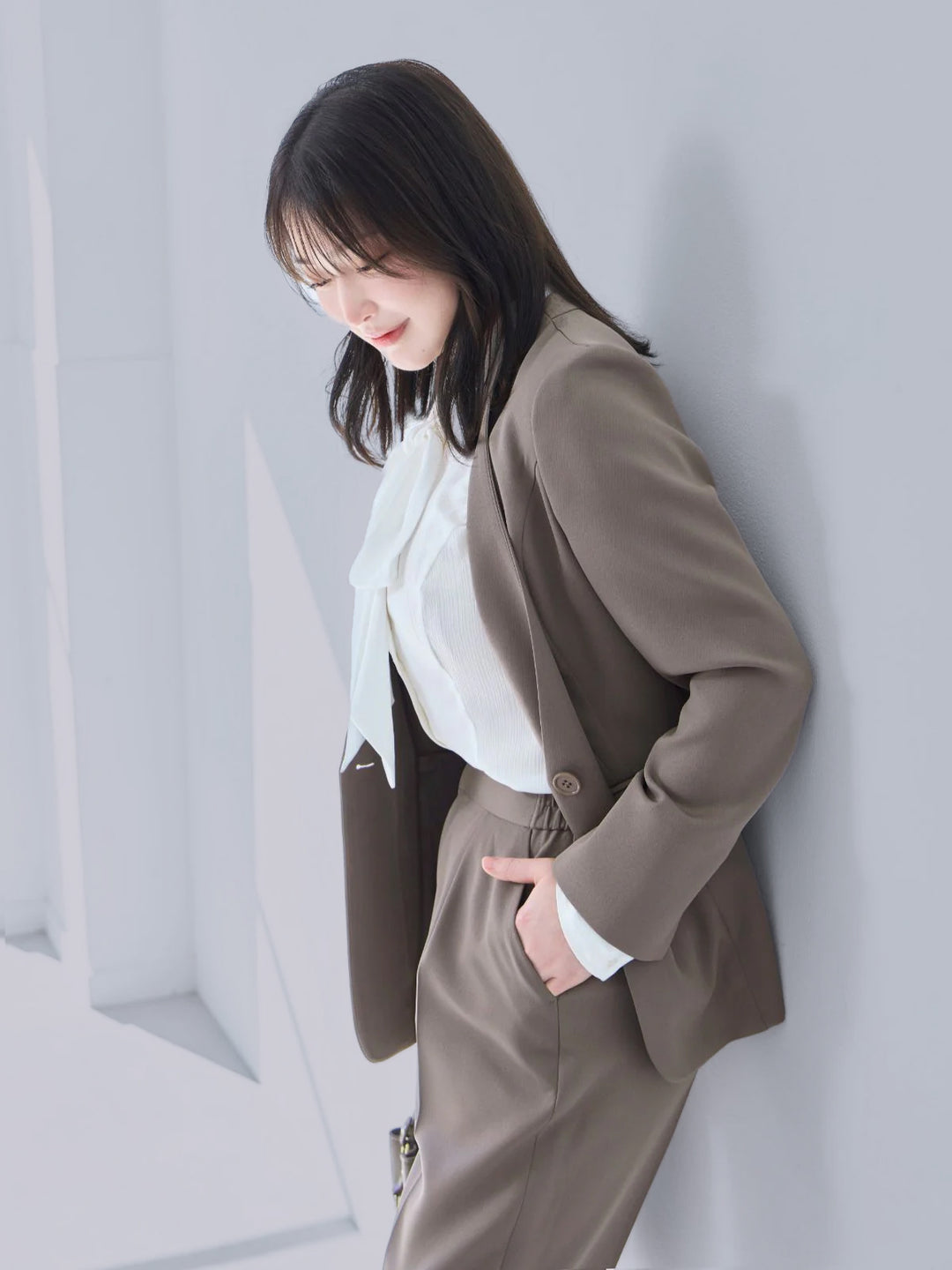 ノーカラーハイストレッチジョーゼットジャケット：モカ│胸が大きな