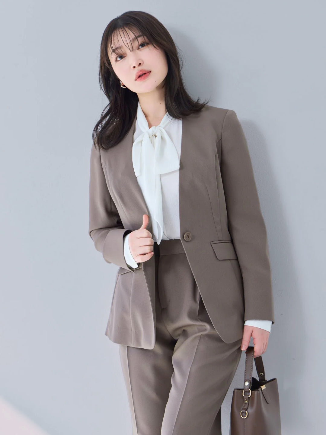 ノーカラーハイストレッチジョーゼットジャケット：モカ│胸が