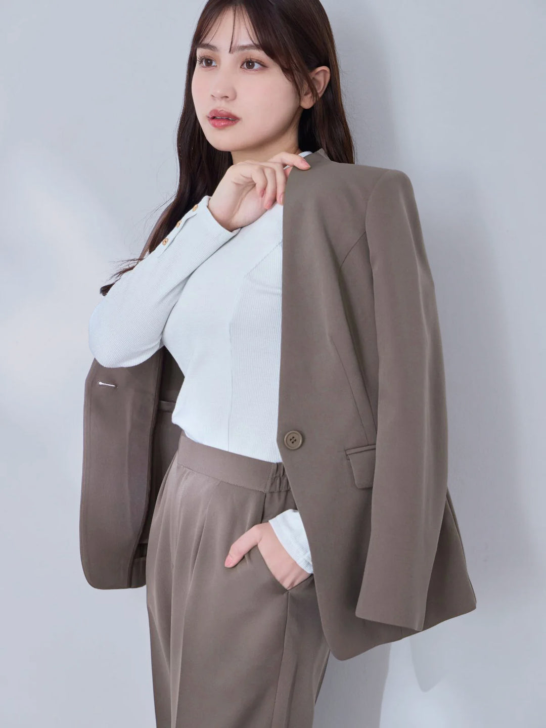 ノーカラーハイストレッチジョーゼットジャケット：モカ│胸が大きな