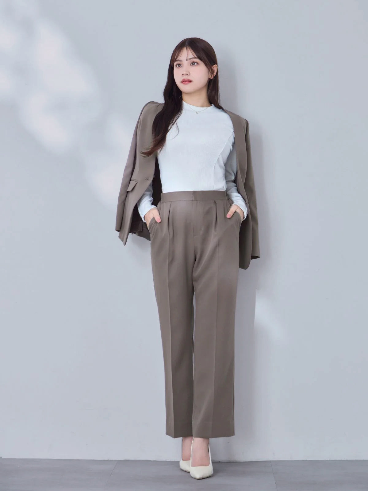 [10/16 22:00再販 期間限定 500円OFF]ノーカラーハイストレッチジョーゼットジャケット 25AW：モカ[102サイズ対応]