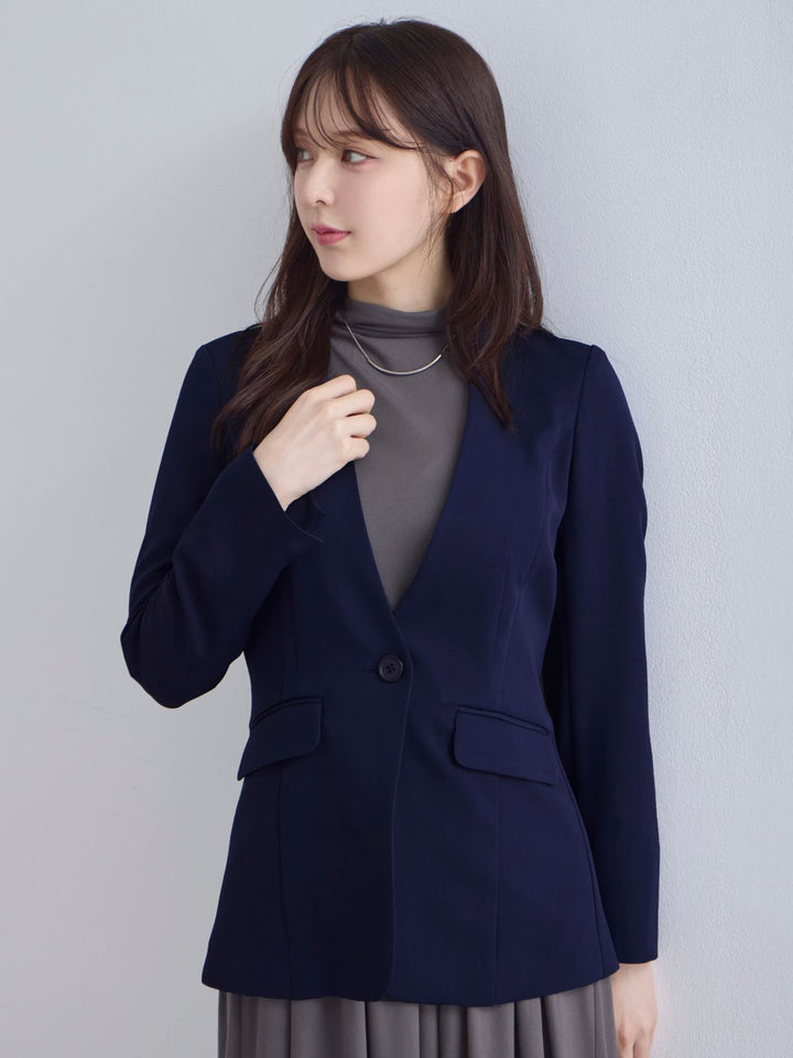 【未使用】Aga アームギャザージョーゼットジャケット　ノーカラー ノーカラーハイストレッチジョーゼットジャケット：ネイビー│胸