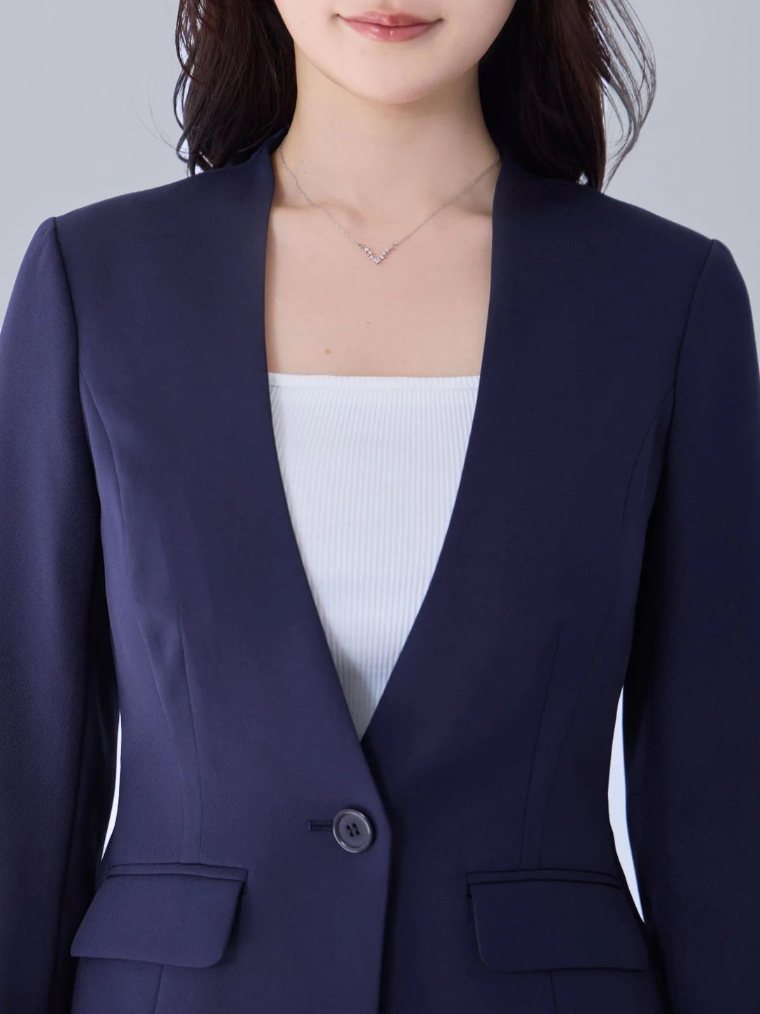 ノーカラーハイストレッチジョーゼットジャケット：モカ│胸が