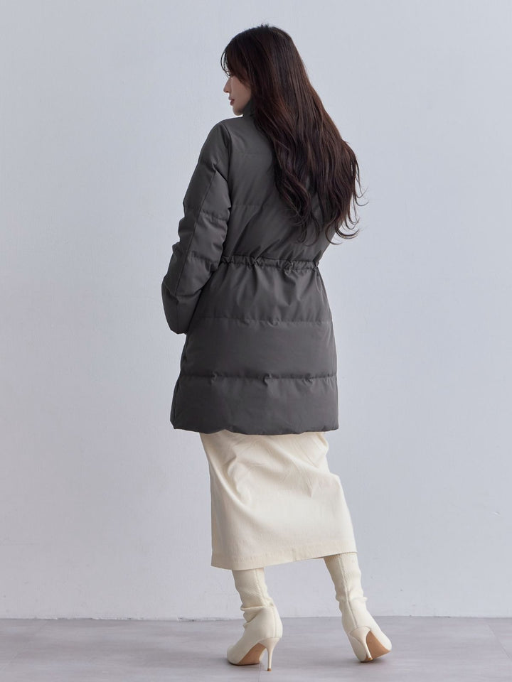 ウエストマークストレッチダウンコート：チャコール│胸が大きな女性の