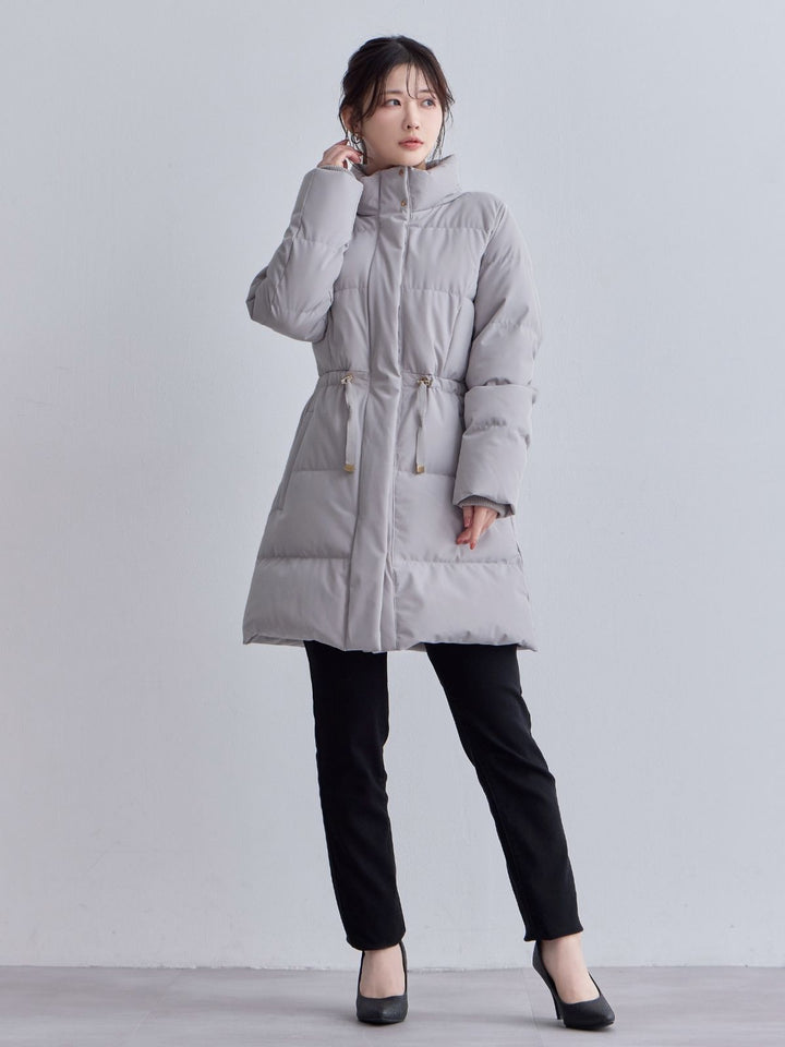 ウエストマークストレッチダウンコート：ライトグレー│胸が大きな女性