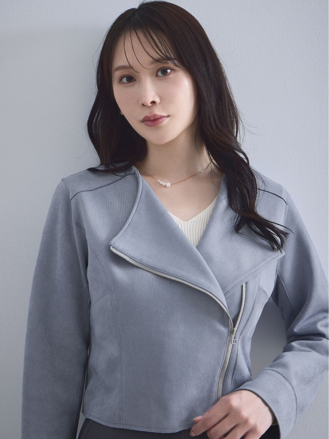 スエードライクライダースジャケット：ブルーグレー│胸が大きな女性の