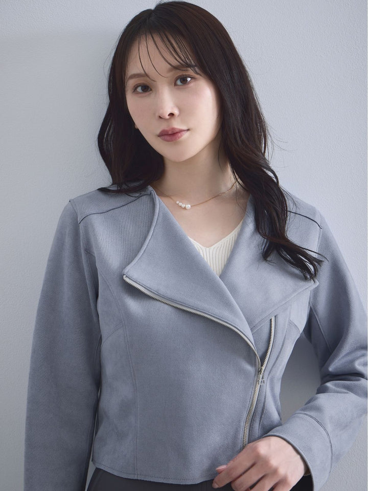 スエードライクライダースジャケット：ブルーグレー│胸が大きな女性の