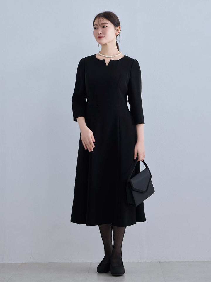 ブラックフォーマル Aラインワンピース：ブラック│胸が大きな女性の