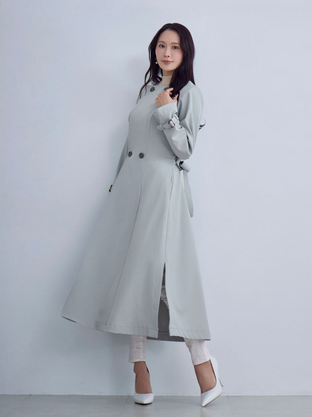 overE/ 2wayノーカラートレンチコート26SS：アイスグレー / 90 2wayノーカラートレンチコート26SS：アイスグレー│胸が大きな女性の