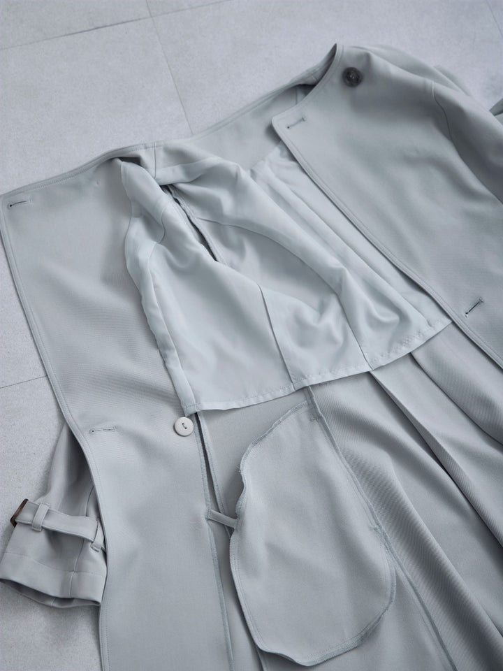 overE/ 2wayノーカラートレンチコート26SS：アイスグレー / 90 2wayノーカラートレンチコート26SS：アイスグレー│胸が大きな女性の