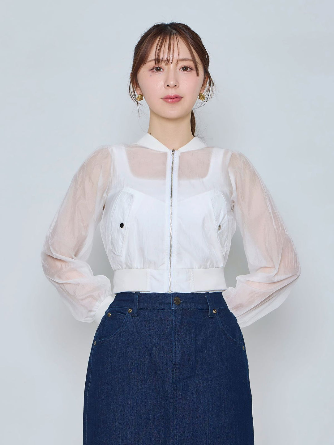 クロップド丈シアーブルゾン：ホワイト│胸が大きな女性のための