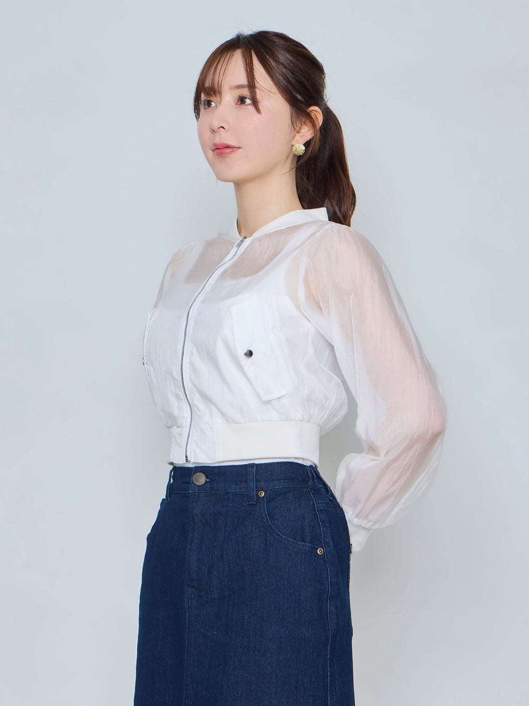 クロップド丈シアーブルゾン：ホワイト│胸が大きな女性のための