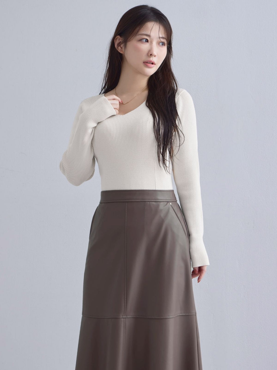 オーバーイーVネックパネルニット：ミルキーホワイト102 Vネックパネルニット：ミルキーホワイト│胸が大きな女性のための