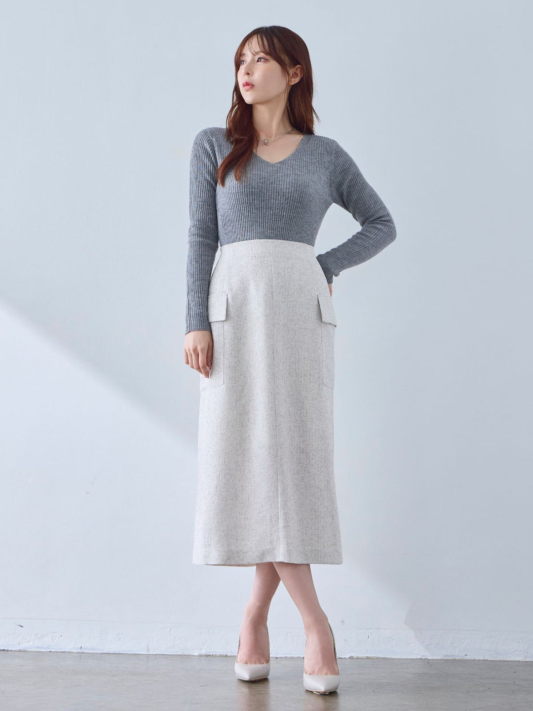 ツイードライクセミタイトスカート：ミックスホワイト│胸が大きな女性