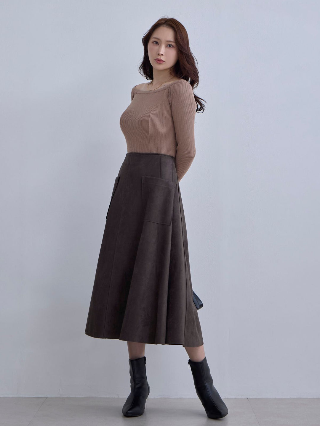 スエードライクフレアスカート：アッシュブラウン│胸が大きな女性の