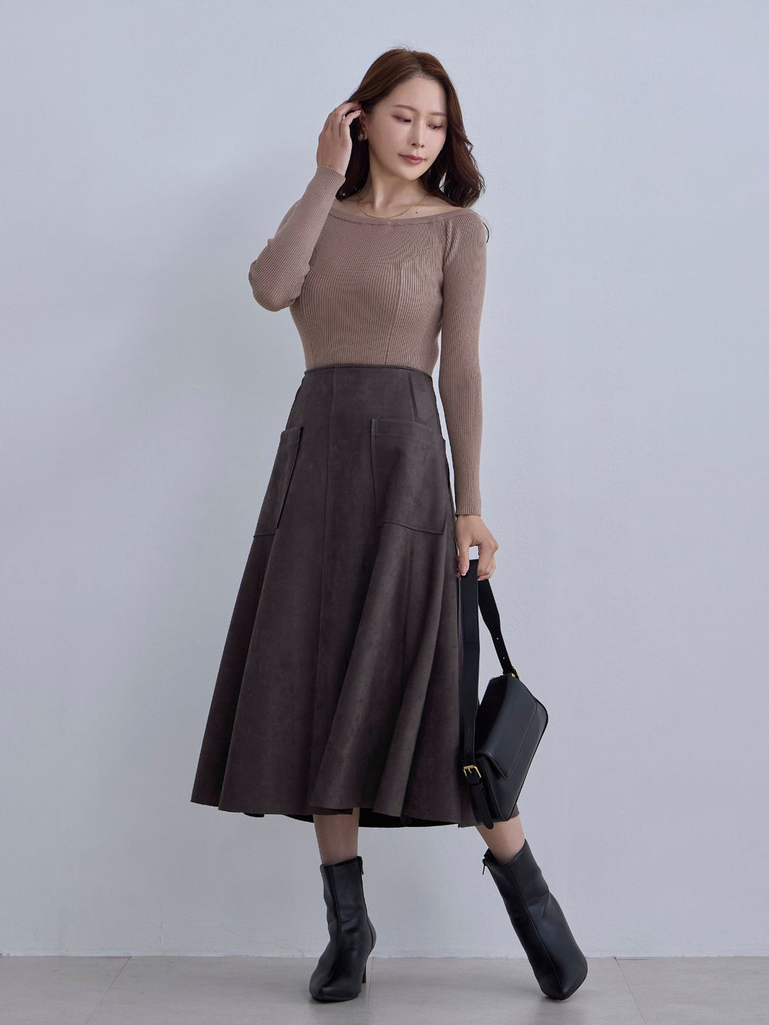 スエードライクフレアスカート：アッシュブラウン│胸が大きな女性の