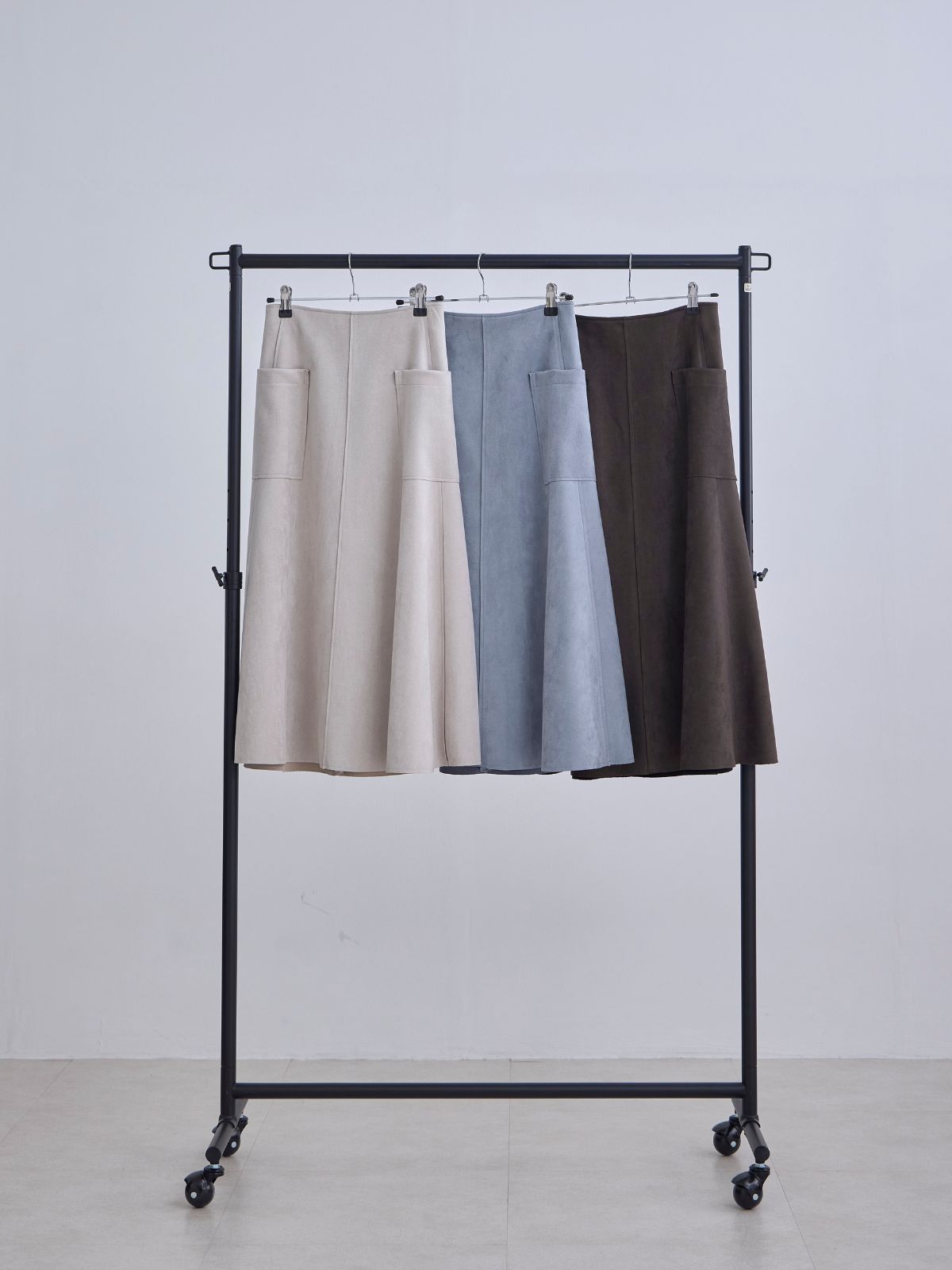 [12/11 22:00発売 期間限定 300円OFF]スエードライクフレアスカート：オフホワイト