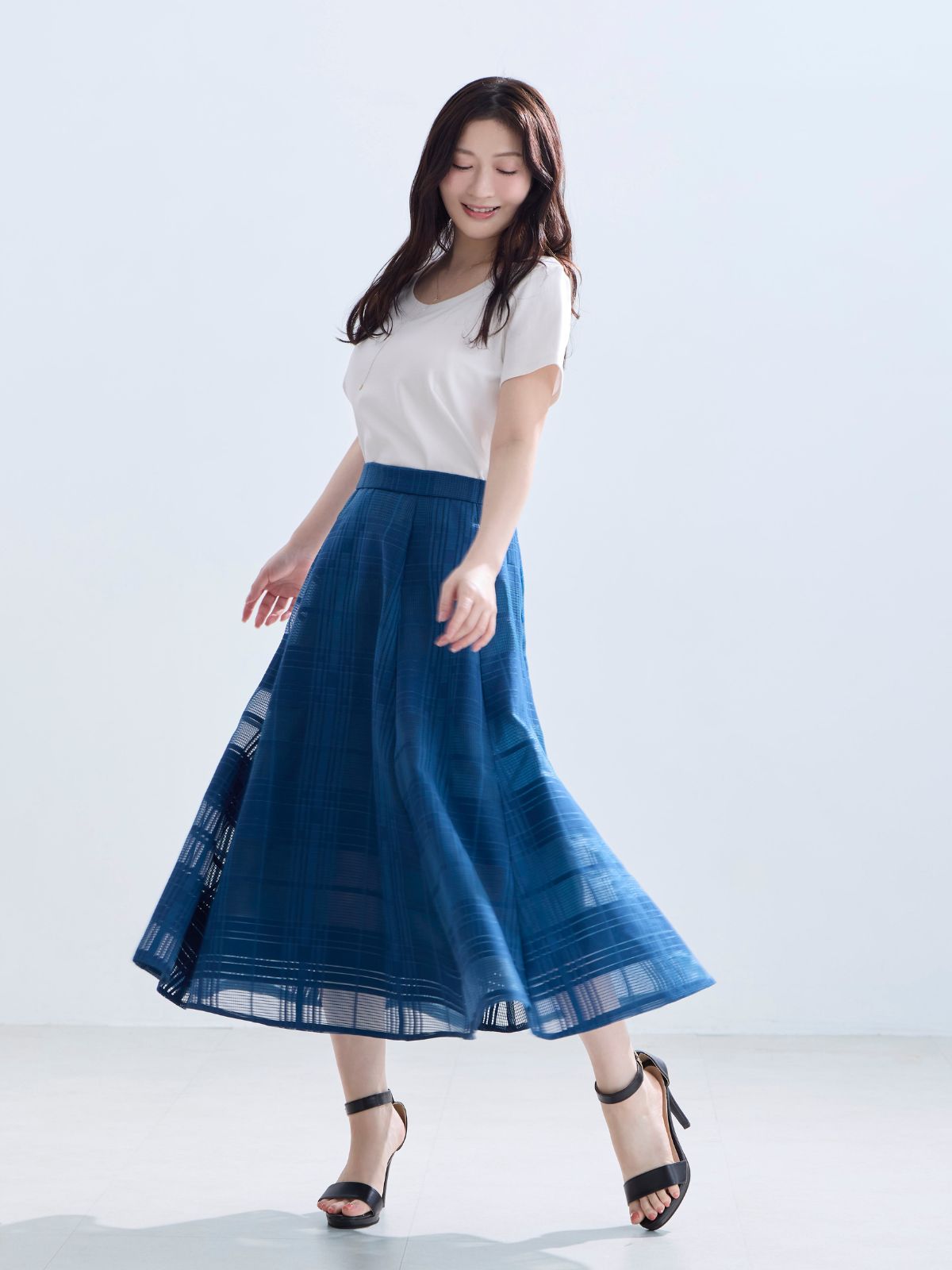 シアーチェックフレアスカート 26SS：ターコイズ│胸が大きな女性の