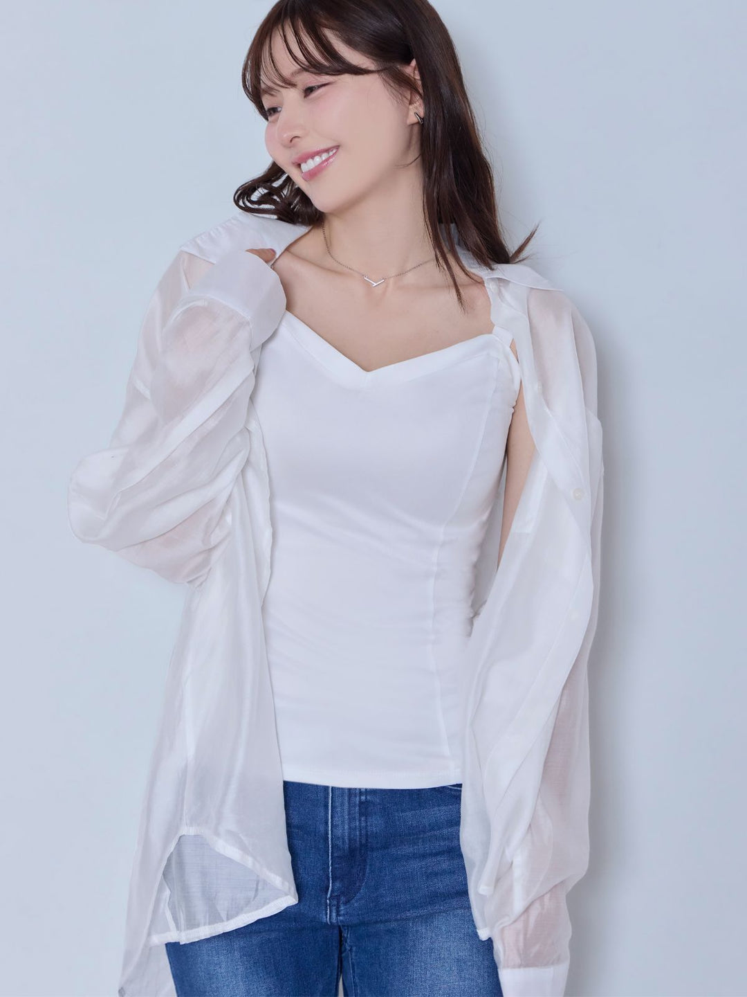 ブラ紐とまるキャミソール：ホワイト│胸が大きな女性のための