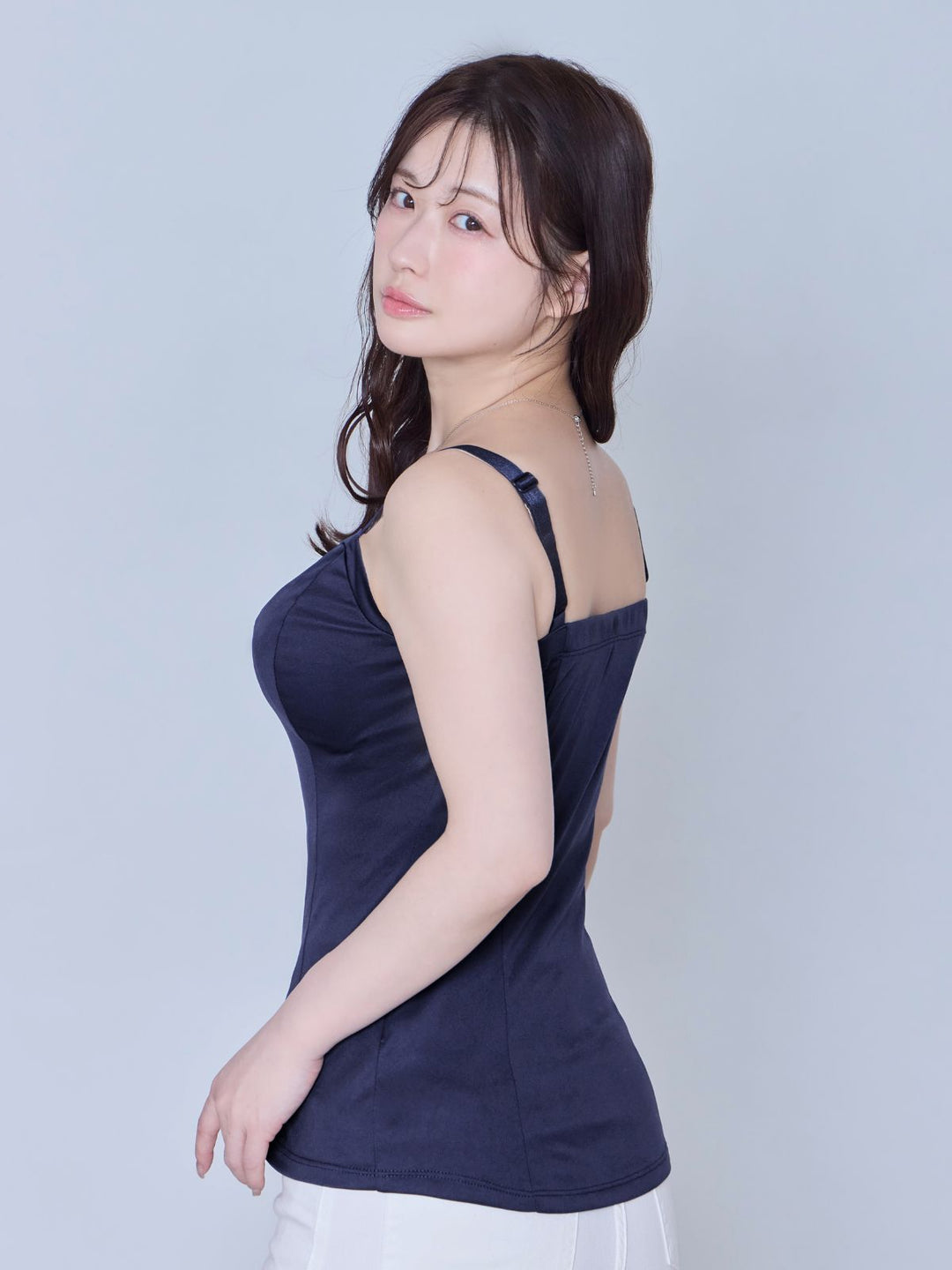 ブラ紐とまるキャミソール：ネイビー│胸が大きな女性のための