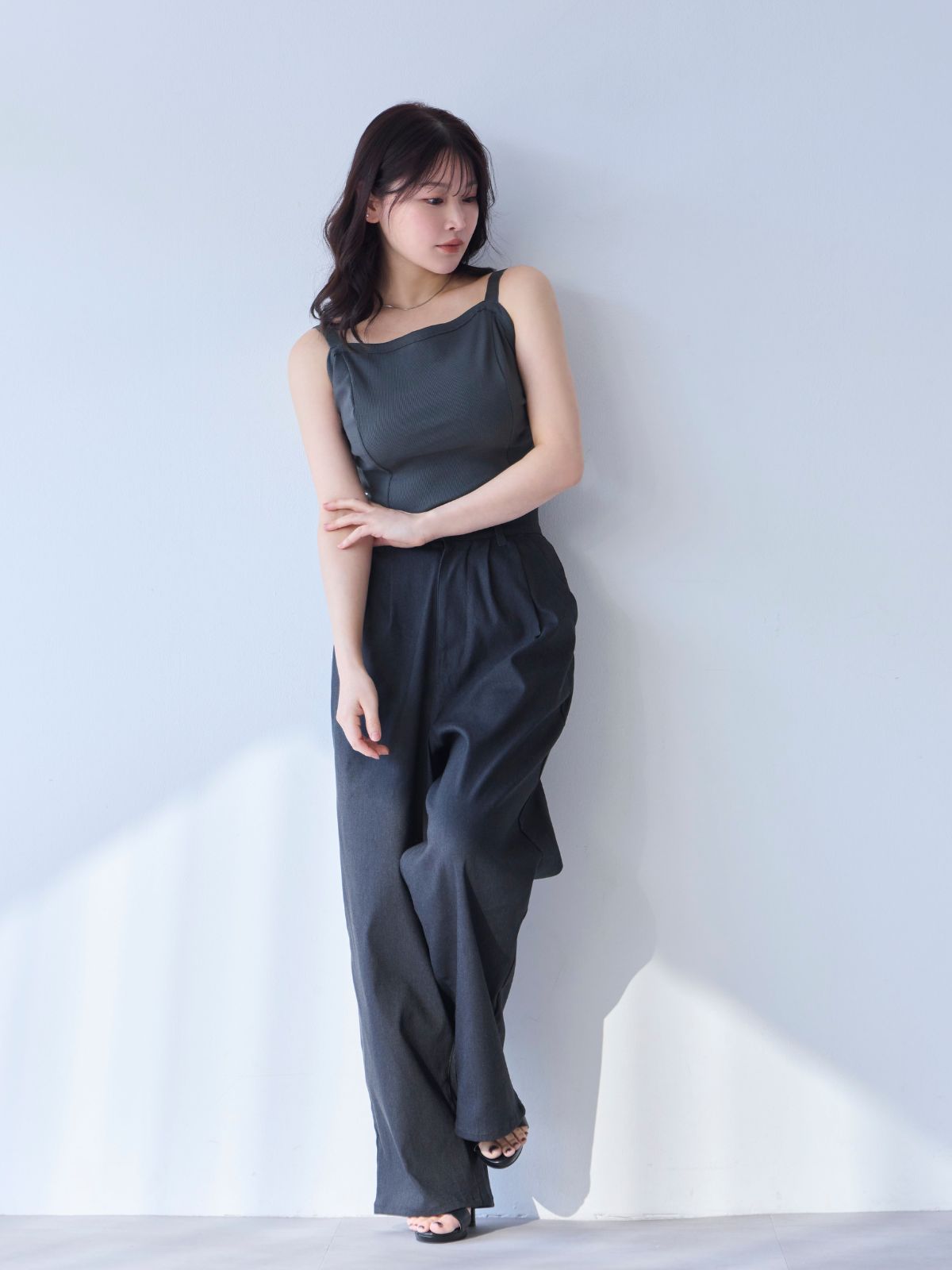 [5/22 22:00発売 期間限定 200円OFF]ブラ紐とまるコットンリブキャミソール：チャコール[102サイズ対応]