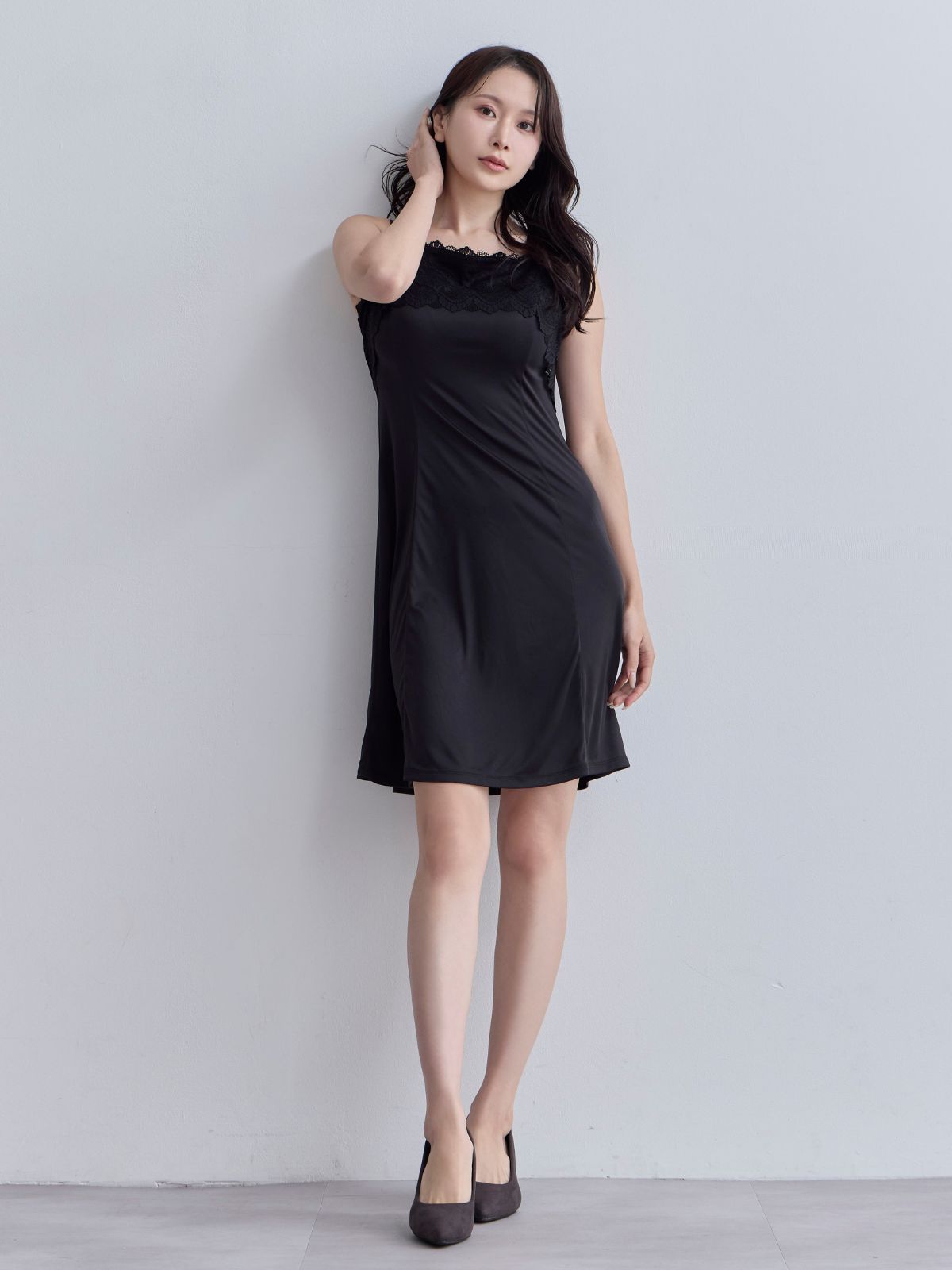 [11/6 22:00販売 期間限定 200円OFF]ブラ紐とまるレースキャミソールスリップ：ブラック[102サイズ対応]