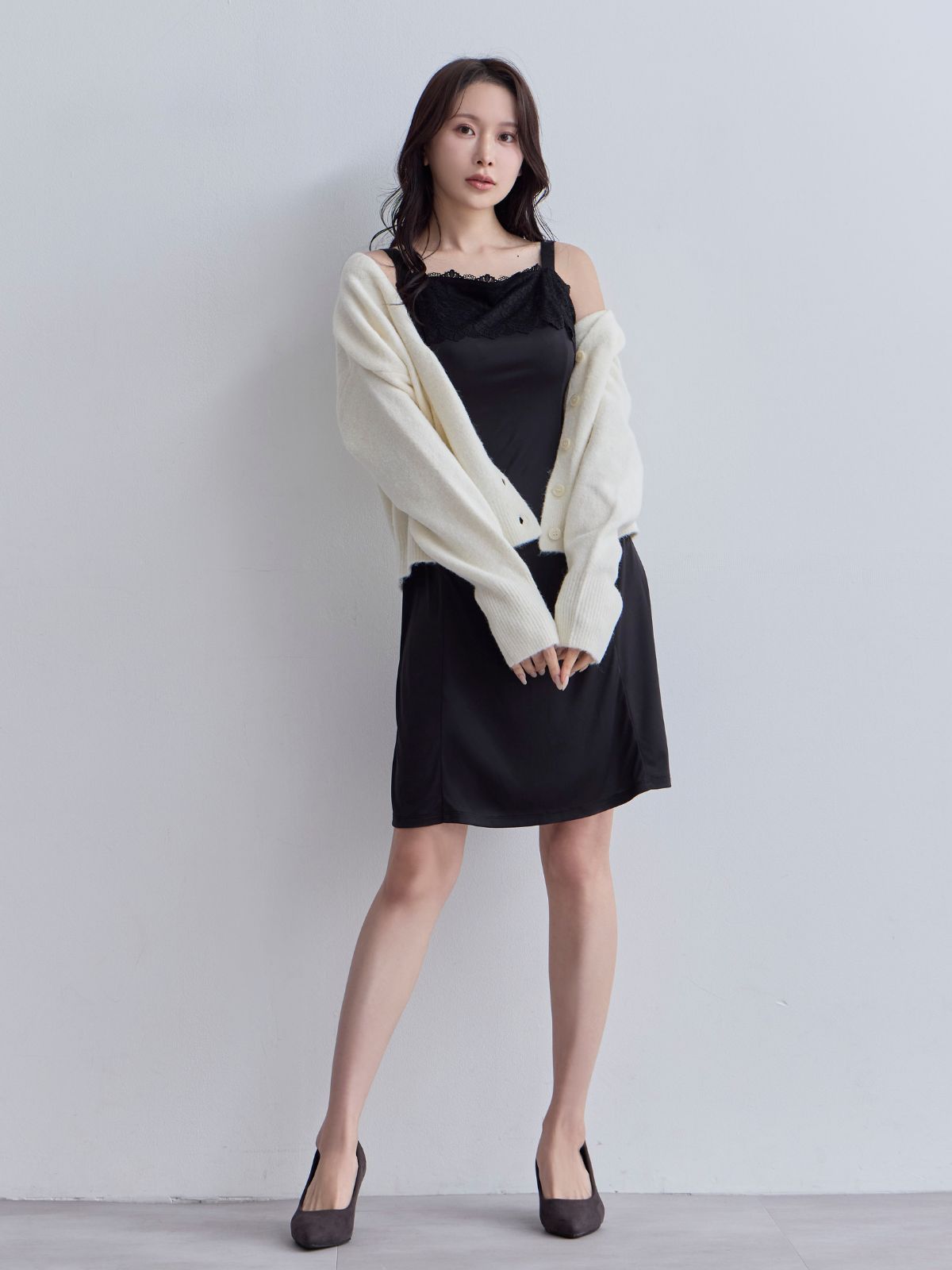 [11/6 22:00販売 期間限定 200円OFF]ブラ紐とまるレースキャミソールスリップ：ブラック[102サイズ対応]