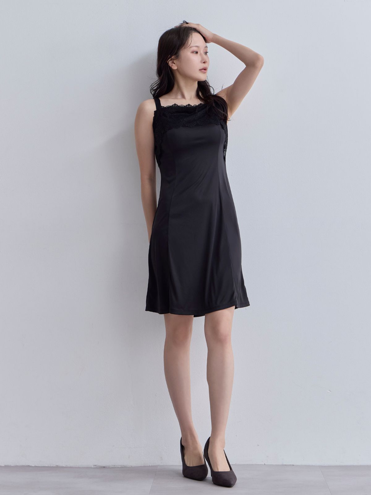 [11/6 22:00販売 期間限定 200円OFF]ブラ紐とまるレースキャミソールスリップ：ブラック[102サイズ対応]