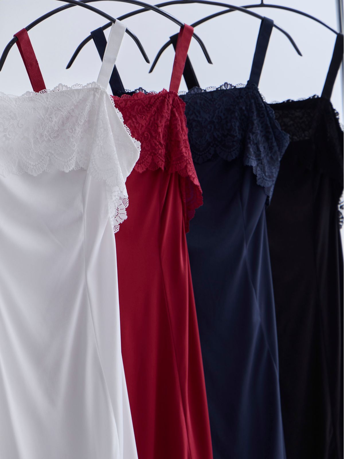 [11/6 22:00販売 期間限定 200円OFF]ブラ紐とまるレースキャミソールスリップ：ネイビー[102サイズ対応]